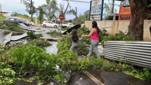 Postes caem durante temporal na BR 277, região do Trevo da Portal